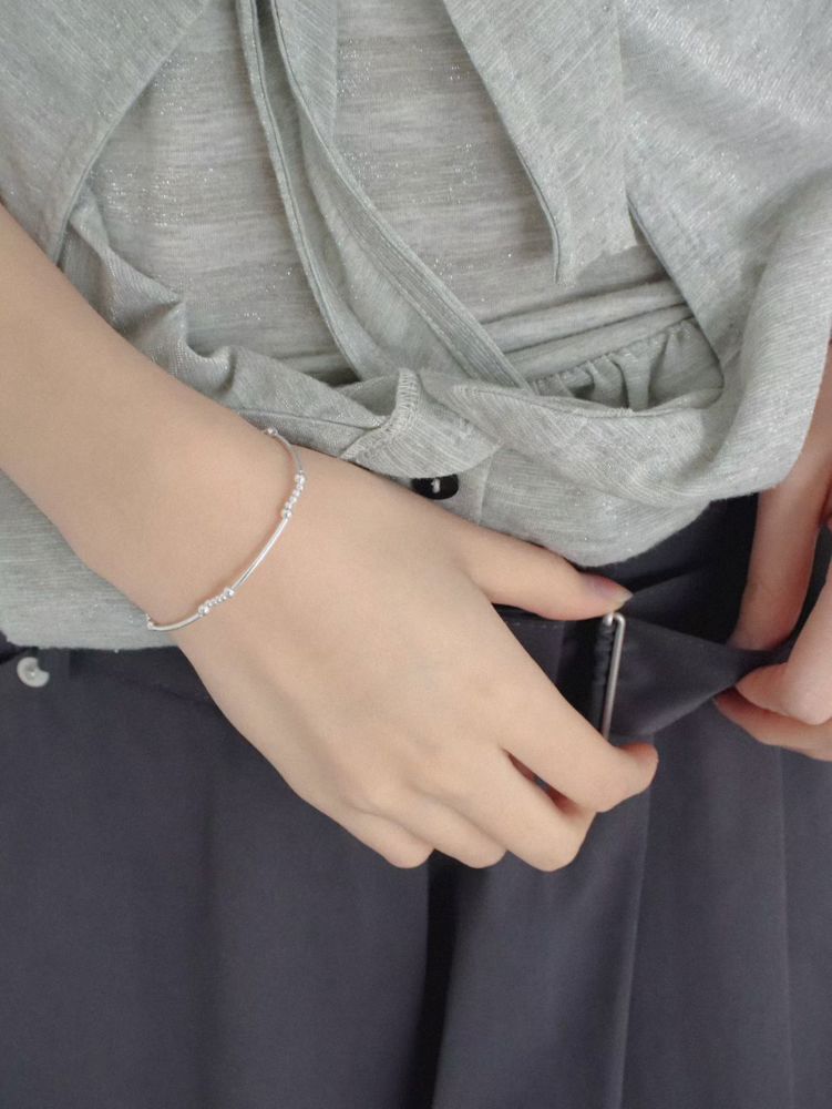 Elegant Silver Bracelet - Simple and Stylish for Everyday Wear