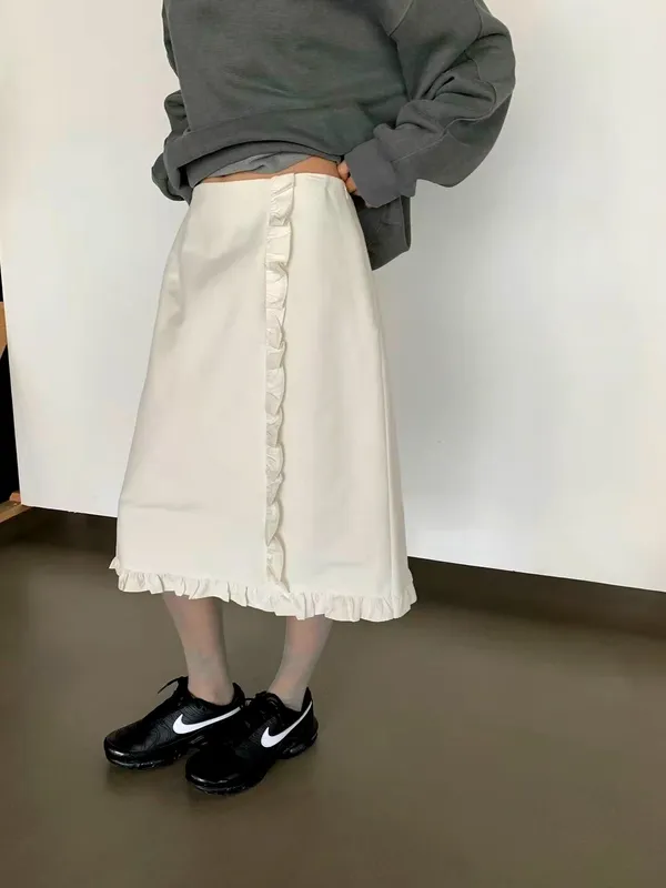 Elegant and versatile short skirt, effortlessly showcasing a fashionable vibe.