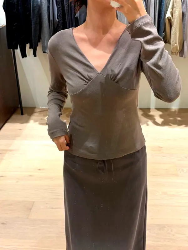 Stylish and Minimalist Women's Top - Comfortable and Versatile