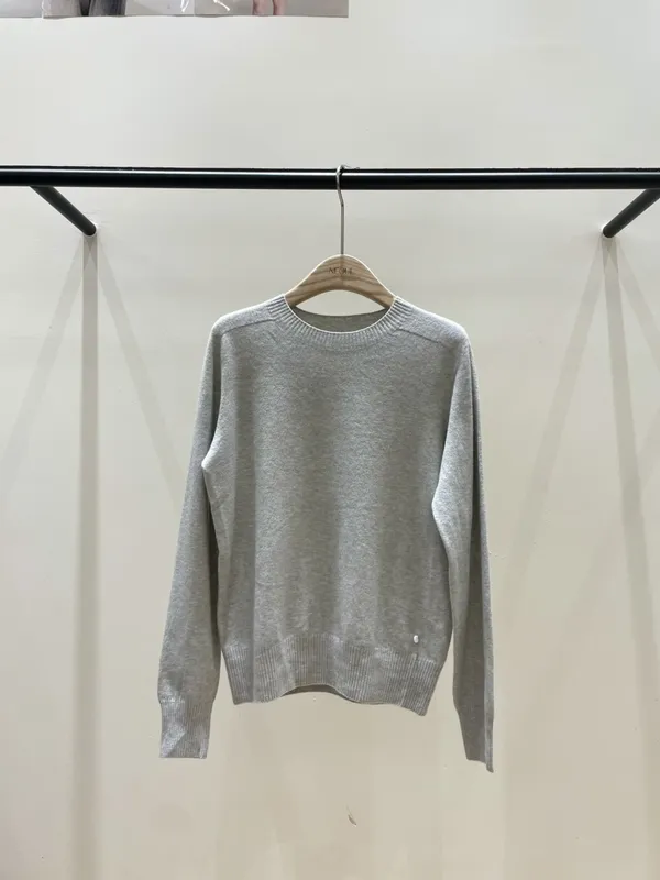 Minimalist Style Gray Knitted Sweater, Comfortable and Versatile