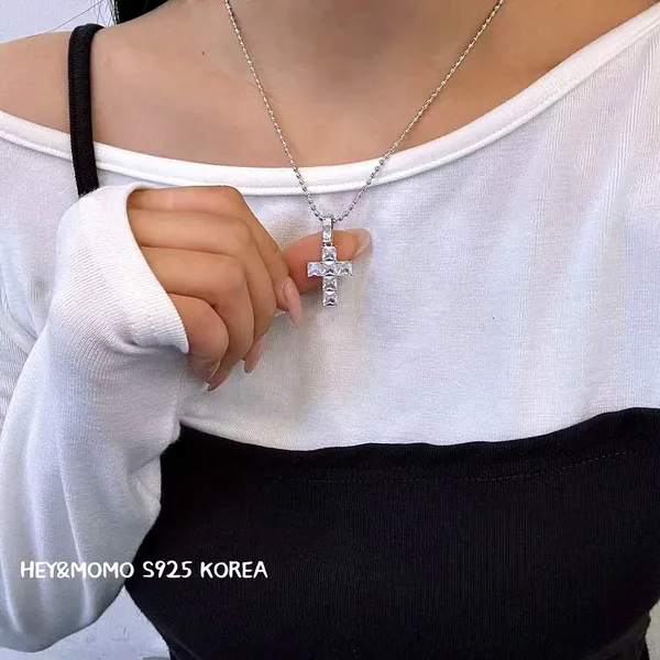 Stylish 925 Silver Cross Necklace - Elegant Women's Accessory