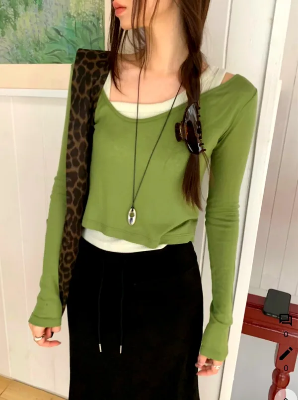 Stylish and Minimalist Women's Top, Comfortable and Versatile