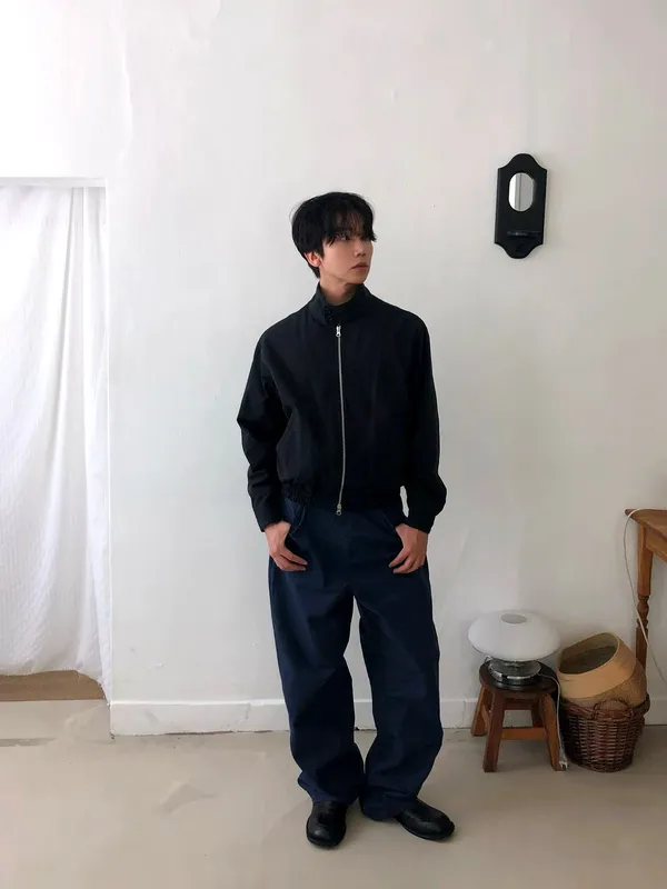 Stylish Men's Zip-Up Top, Minimalist Design, Comfortable and Versatile
