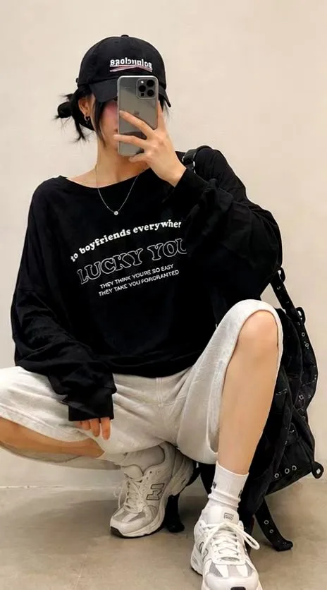 เสื้อแขนยาวสีดำพิมพ์ตัวอักษรสุดชิค - สินค้าใหม่