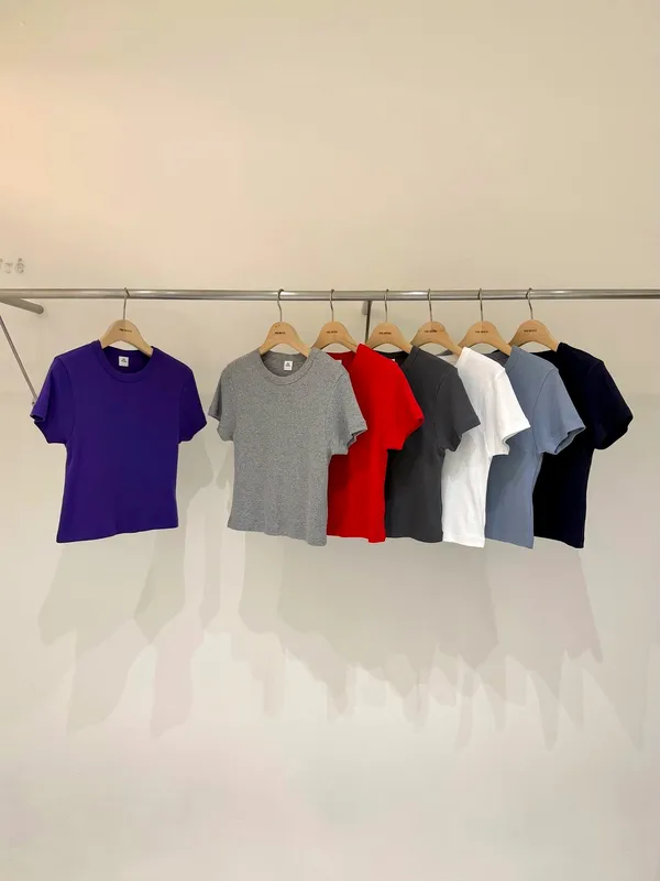 Stylish and Minimalist Women's Top - Comfortable and Versatile T-Shirt