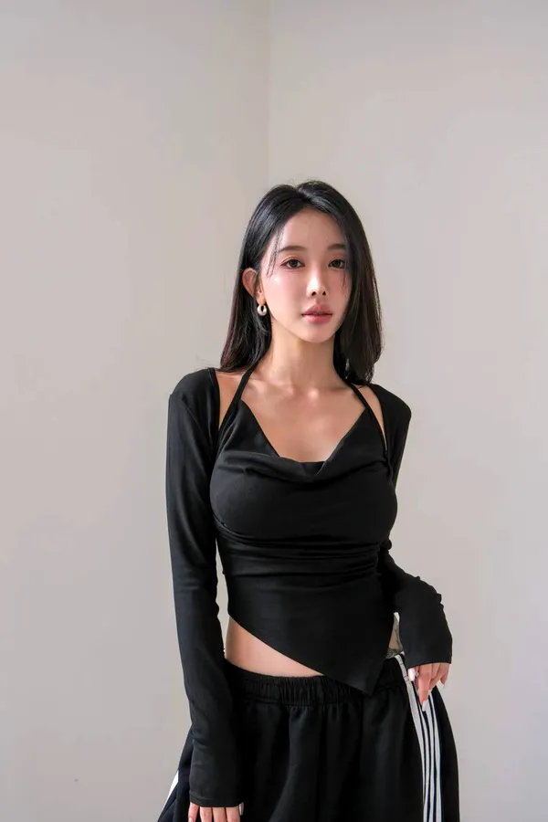 Stylish Black Women's T-Shirt - Comfortable and Versatile