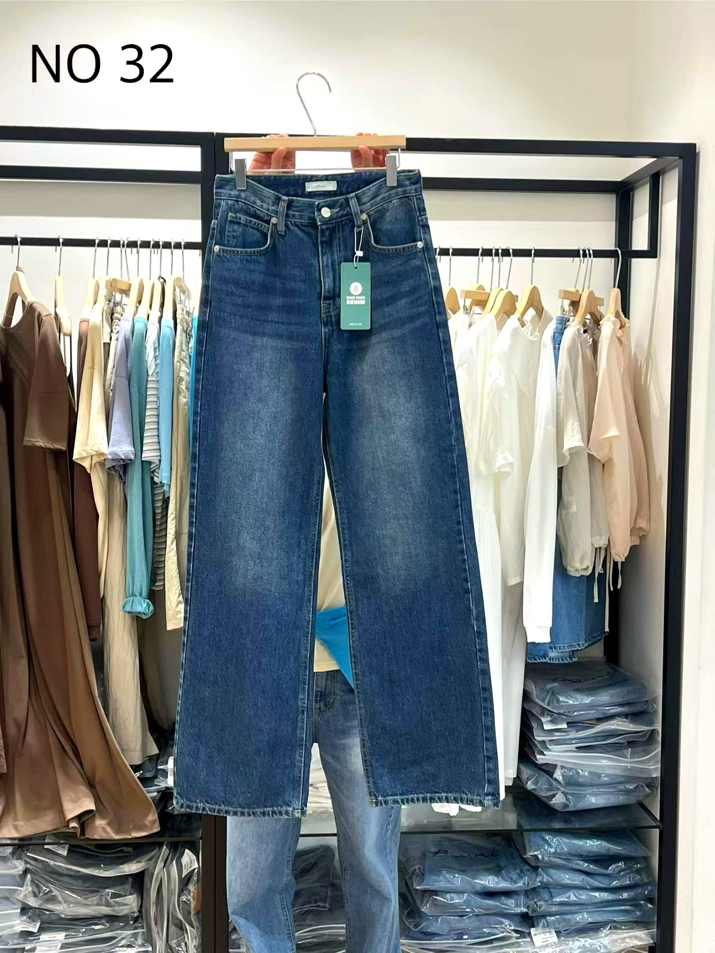 패셔너블한 루즈핏 청바지, 편안하고 다양한 스타일에 잘 어울리며, 다양한 경우에 적합