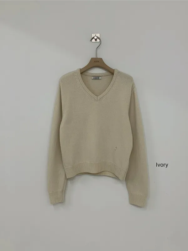 Elegant V-Neck Knit Sweater - Comfortable and Versatile