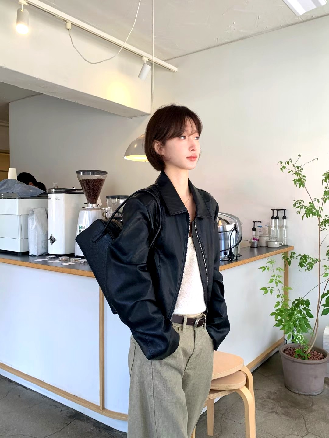 스타일리시한 여성 가죽 재킷 - 우아함과 개성의 완벽한 조화