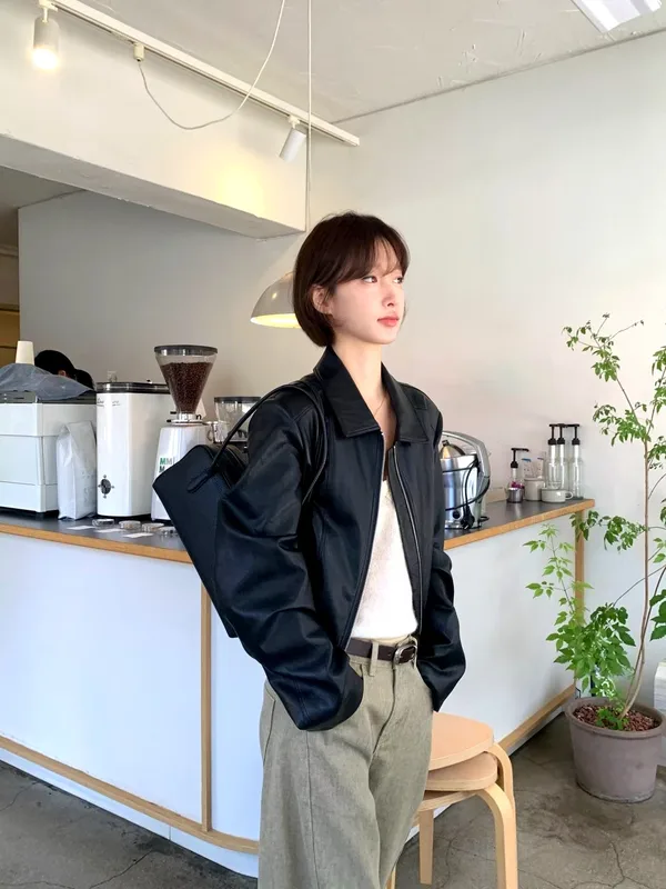แจ็คเก็ตหนังผู้หญิงสไตล์ทันสมัย - การผสมผสานที่ลงตัวระหว่างความสง่างามและบุคลิกภาพ