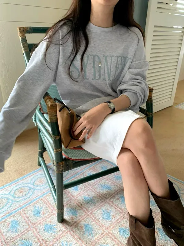 เสื้อยืดพิมพ์ลายสีเทาสไตล์มินิมอล สวมใส่สบายและเข้ากันได้ง่าย