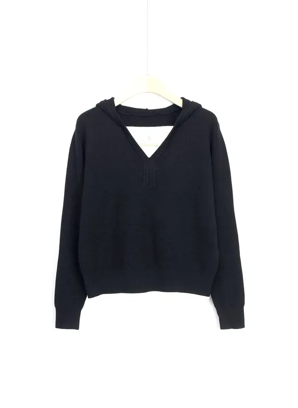 Minimalist Black Women's Sweater - Comfortable and Stylish