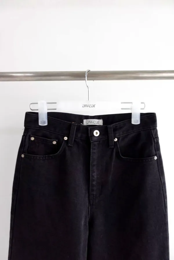 Stylish High-Waisted Black Denim Jeans for Women - Slimming and Versatile