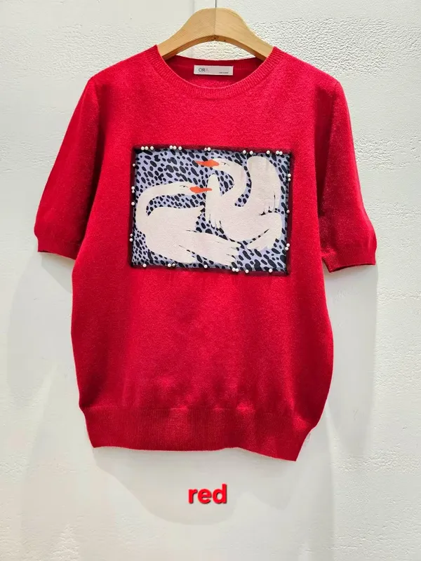 เสื้อเชิ้ตสีแดงแฟชั่นลายพิมพ์เพื่อแสดงเสน่ห์เฉพาะตัว