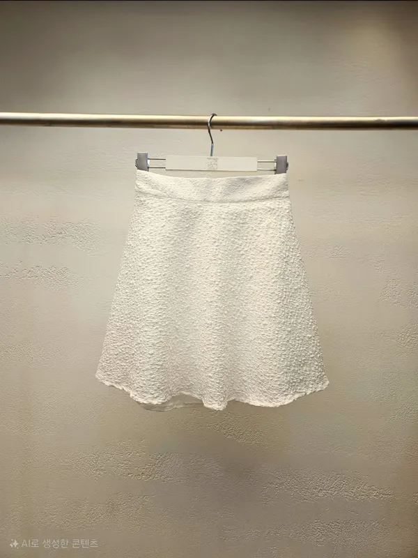 Stylish Versatile Mini Skirt, Lightweight and Comfortable, Showcasing Elegance