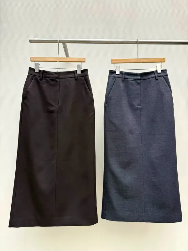 Classic Minimalist Women's Midi Skirt - Elegant and Fashionable