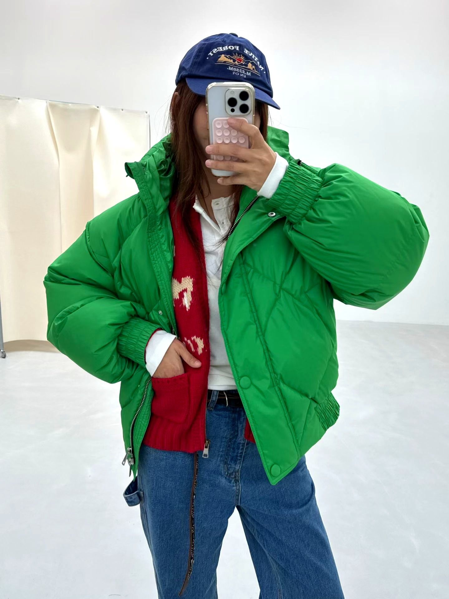 스타일리시하고 눈에 띄는 그린 다운 재킷, 따뜻하고 다재다능