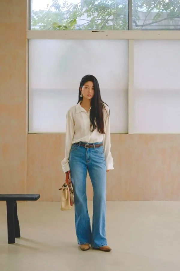 Stylish High-Waisted Wide-Leg Jeans for an Elegant Look