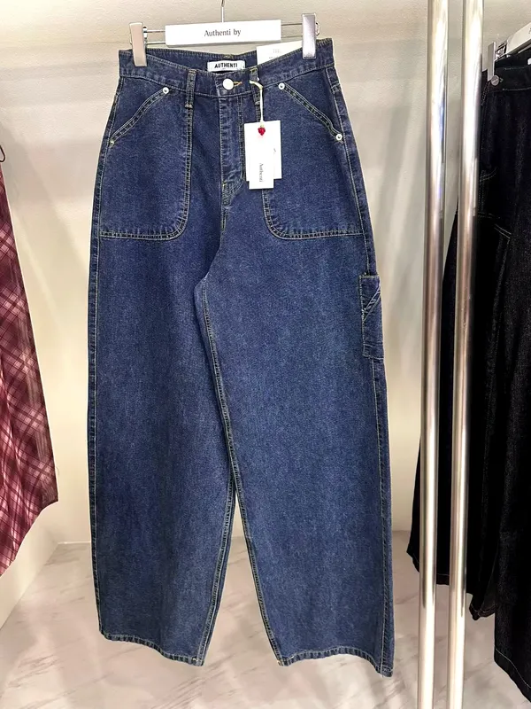 Trendy Loose-Fit Jeans - Comfortable and Versatile for Any Occasion