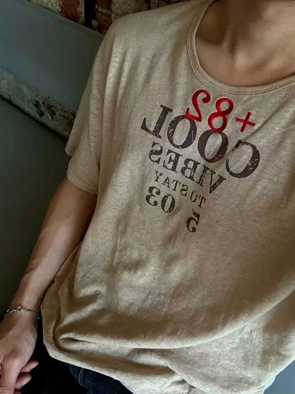 時尚休閒男士短袖T恤，舒適透氣，適合夏季穿搭
