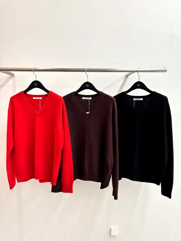 Fashionable V-Neck Knit Top - Comfortable and Versatile
