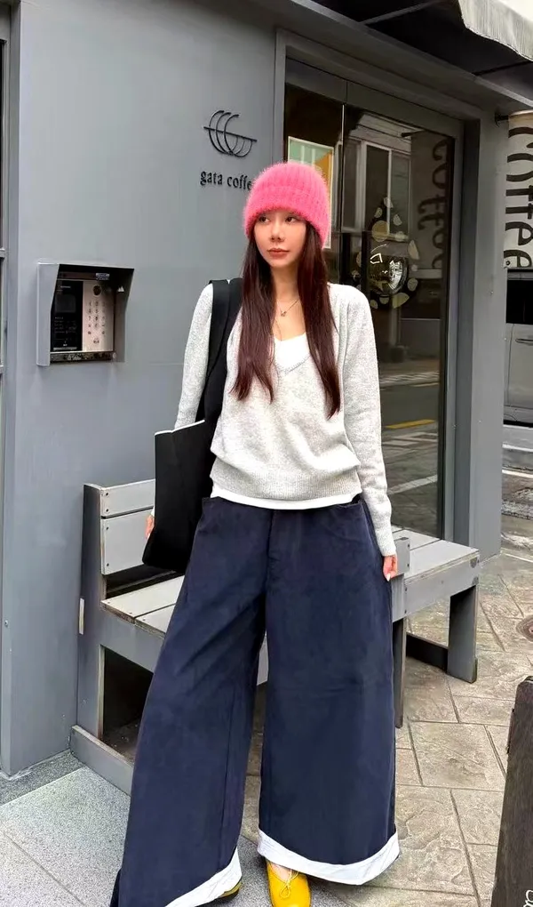 Stylish and Minimalist Women's Top, Comfortable Versatile Knit Sweater