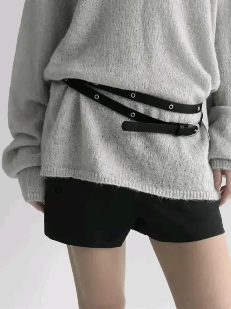 스타일리시한 블랙 가죽 벨트 - 미니멀한 다재다능한 디자인