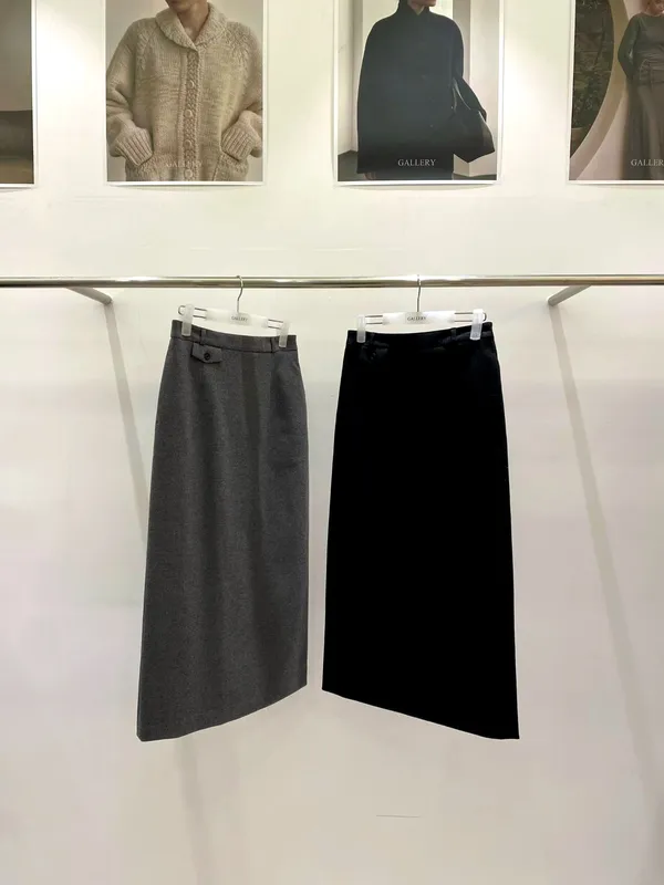 Elegant Women's Dress Skirt, Fashionable Cut for Various Occasions