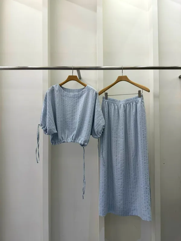 Fashionable and Versatile Women's Top, Lightweight and Comfortable