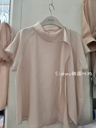 Elegant and Minimalist Short Sleeve Shirt, Lightweight and Breathable for Summer Wear