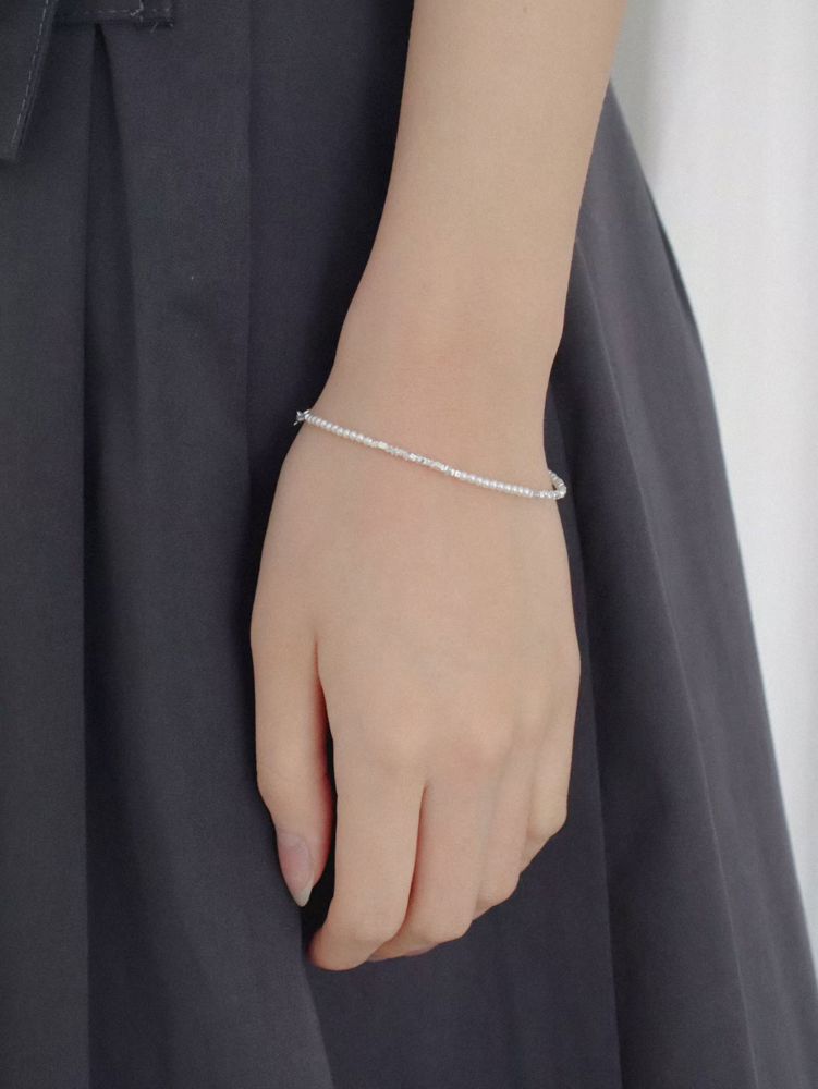 Elegant and Stylish Crystal Bracelet, Shining with Charm