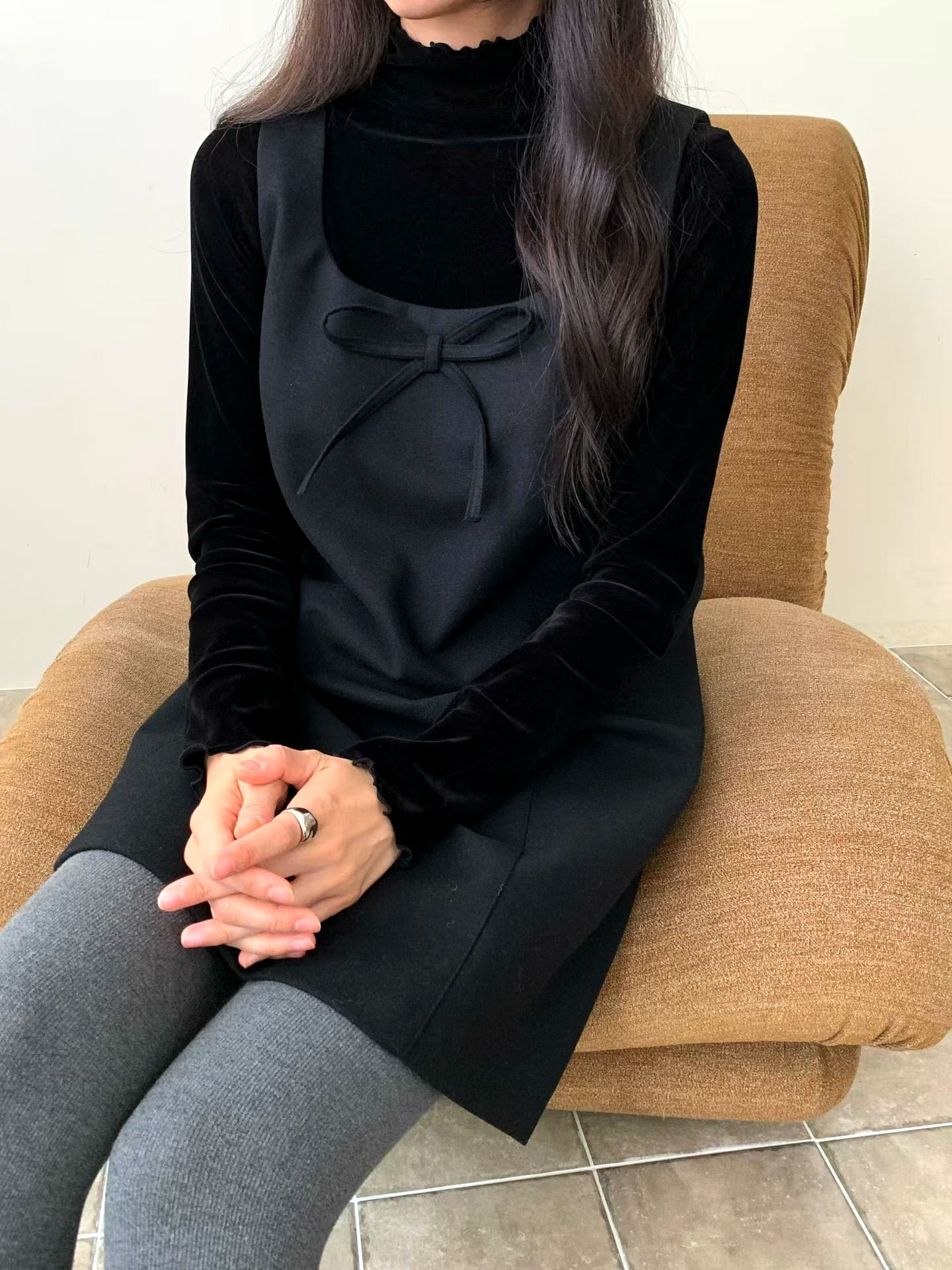우아한 미니멀리스트 블랙 드레스, 달콤한 리본 디자인