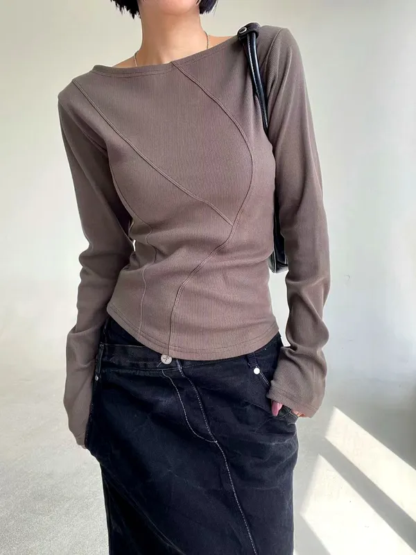เสื้อยืดแขนยาวทรงเข้ารูปแฟชั่น ดีไซน์เรียบง่ายและสง่างาม