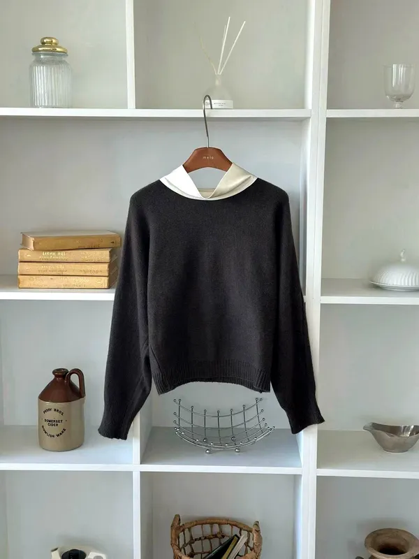 Stylish and Minimalist Women's Top with Elegant Lapel Design