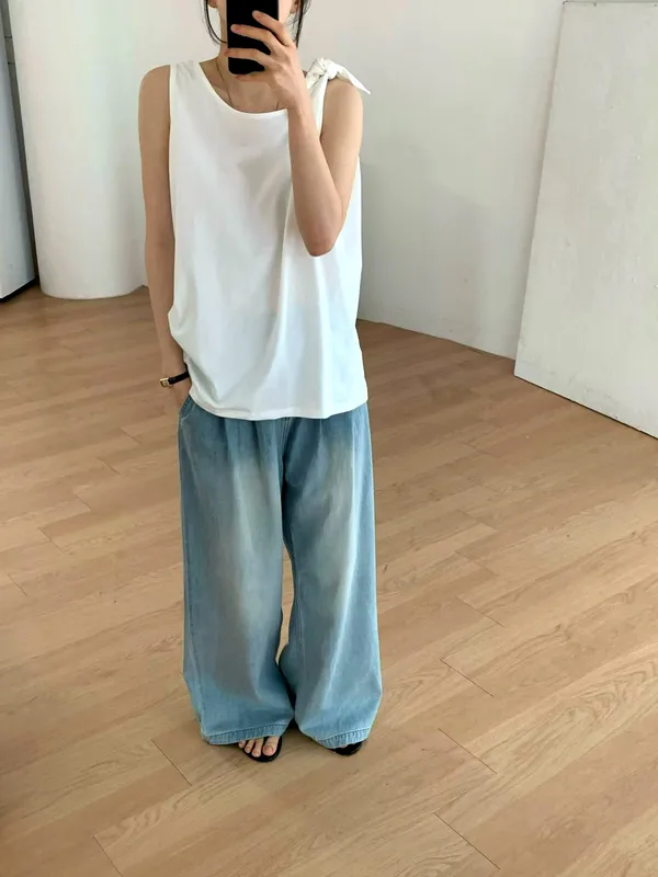 Stylish Loose-Fit Jeans for a Comfortable Casual Look
