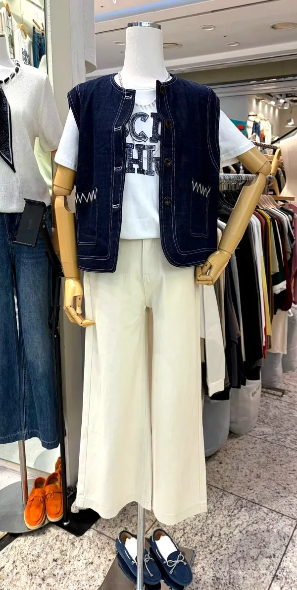 時尚牛仔馬甲，輕松搭配，展現個性魅力