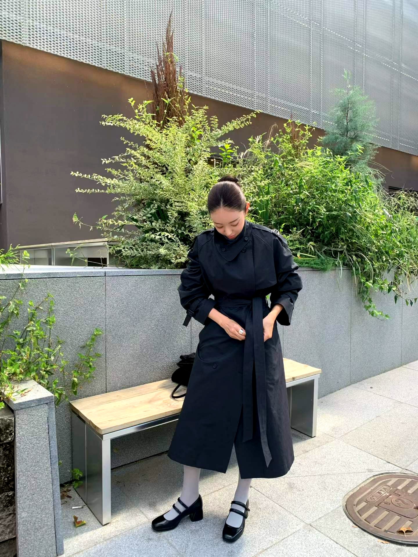 패셔너블하고 심플한 검정색 여성 외투, 우아한 기품이 드러남
