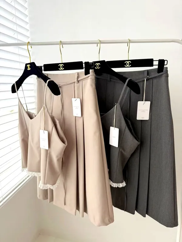 Elegant Women's Outfit Set - Fashionable and Versatile for Any Occasion