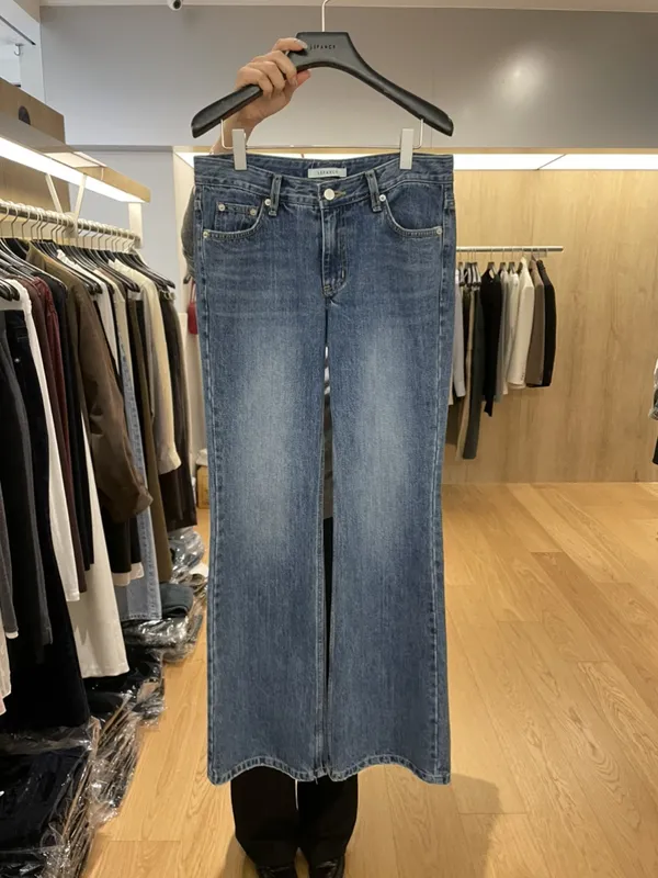 ファッショナブルなハイウエストジーンズ、クラシックなワイドレッグデザイン