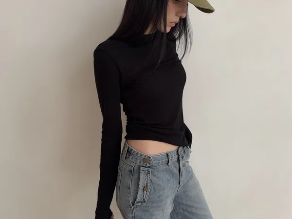 Stylish Black Long Sleeve T-Shirt - Versatile and Minimalist