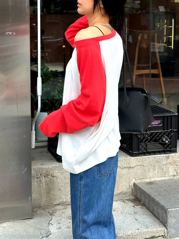 เสื้อยืดสีแดงและขาวสไตล์สบายๆ ใส่สบายและเข้ากันได้ง่าย