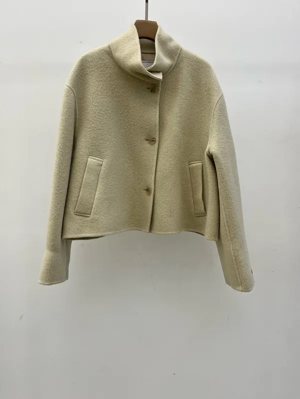 Elegant and Minimalist Wool Coat, Warm and Stylish