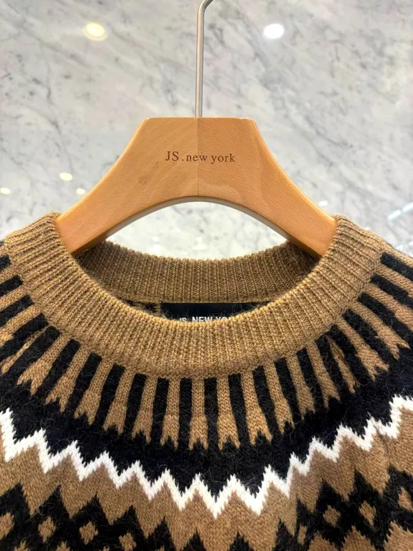Fashionable Sweater, Warm and Comfortable, Classic Pattern Design