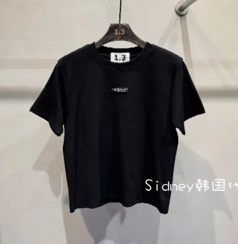 Minimalist Black Short Sleeve T-Shirt - Comfortable and Versatile