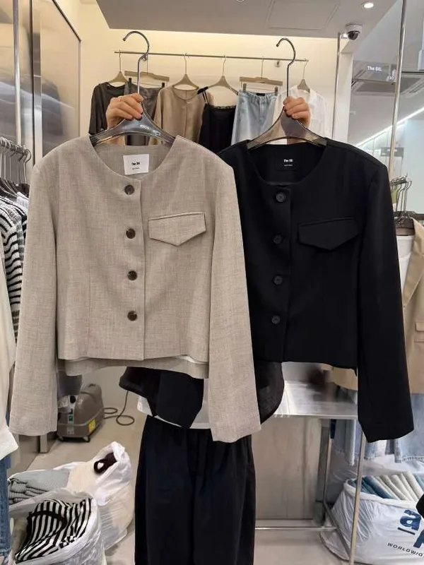 Stylish Short Jacket, Minimalist Design Perfect for Spring and Autumn Outfits