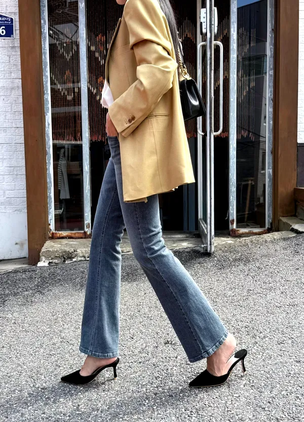 Stylish High-Waisted Jeans to Showcase Your Elegance 919