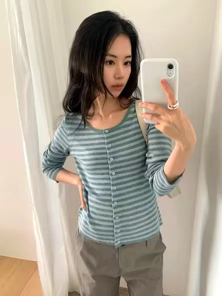 Stylish Striped Women's Top, Comfortable and Breathable, Perfect for Casual Pants
