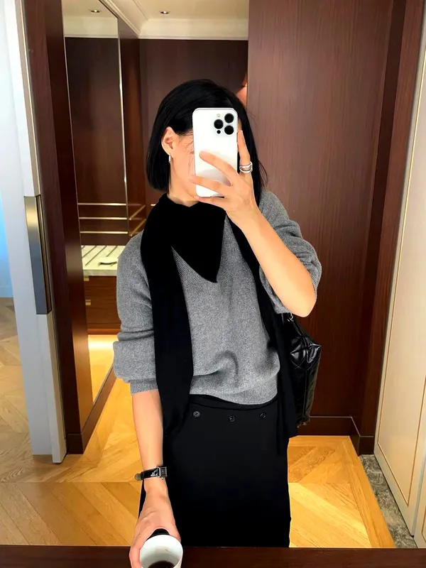 Stylish and Minimalist Women's Sweater, Comfortable and Versatile