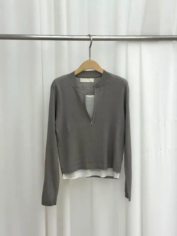 Stylish and Minimalist Women's Top with Comfortable Knit Design
