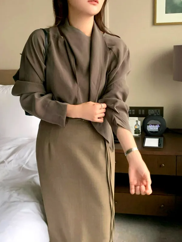 Elegant and Minimalist Women's Top, Lightweight and Comfortable, Perfect for Various Occasions - New Arrival